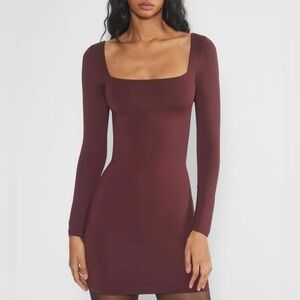 Aritzia Contour
Squareneck Longsleeve Mini Dress in burgundy size M